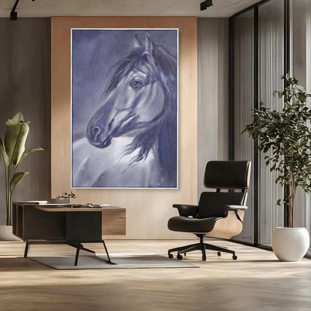Tablou canvas cu tablou canvas cu portret de cal gri, in rama de aluminiu argintiu, pe perete intr-un birou